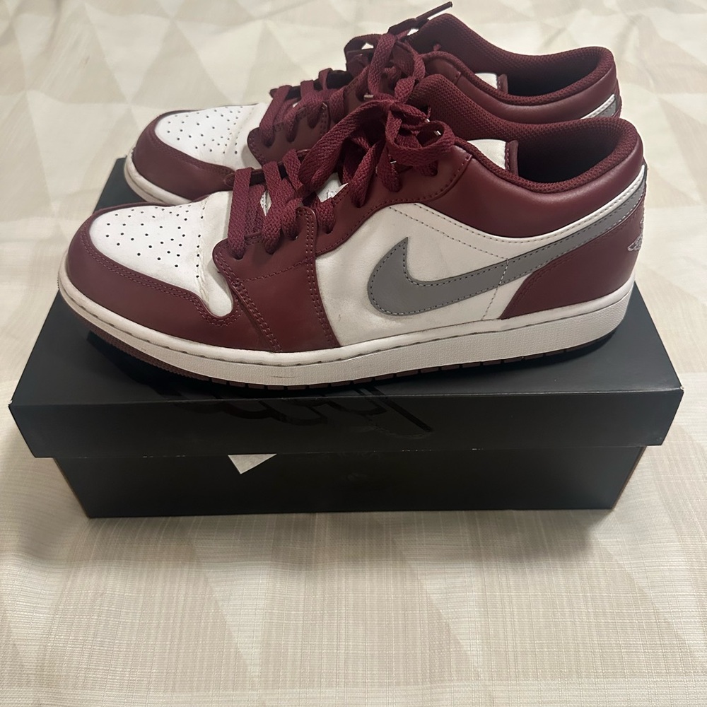Nike Men's Maroon and White Sneakers